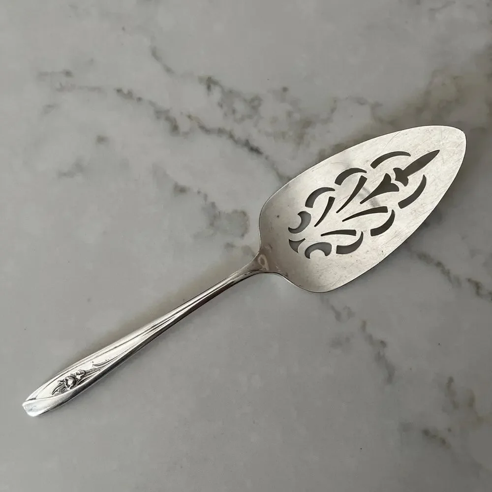 Silver tulip cake/ pie server, silverplated I S , 8-3/4 in, glossy finish